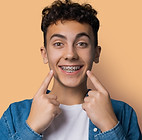 paciente de ortodoncia tradicional en grupo dental nápoles