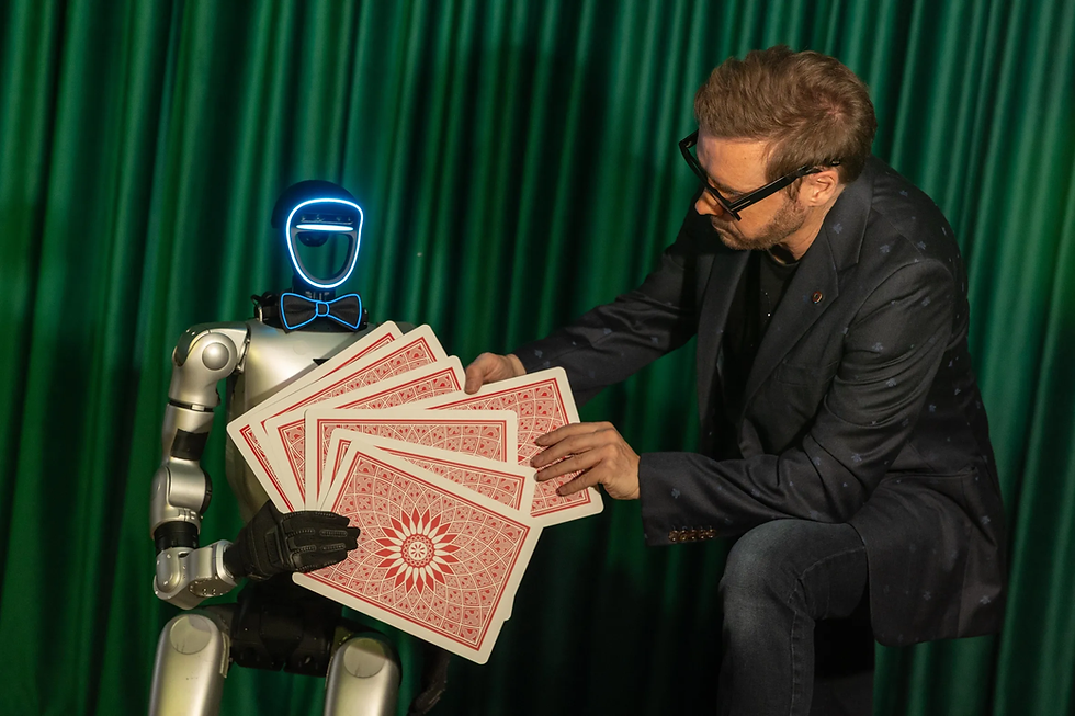 Le robot Magicien DARYL fait un tour de magie avec des cartes Géants avec David Pen