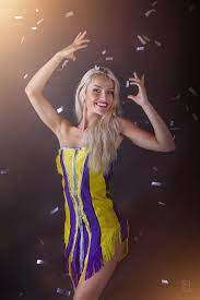 Léa Kyle sur scène lors du Championnat de France de Magie 2019, en pleine performance de quick change