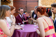 Magicien présentant un tour à un groupe d’invités pendant un cocktail de mariage