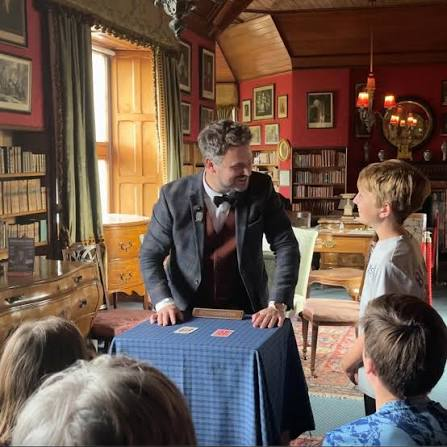 Spectacle de magie dans une pièce de Lauriston Castle à Édimbourg
