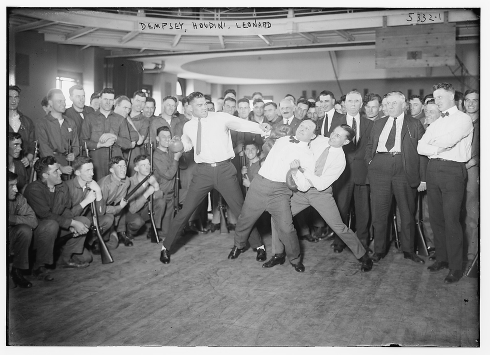 Harry Houdini lors d’un combat simulé avec Jack Dempsey et Benny Leonard au début des années 1920