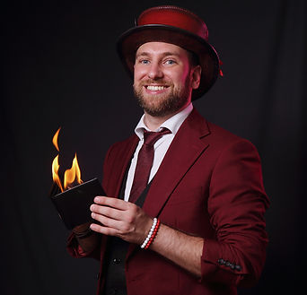 Jérémy ALLIMANN Magicien Lyonnais met le