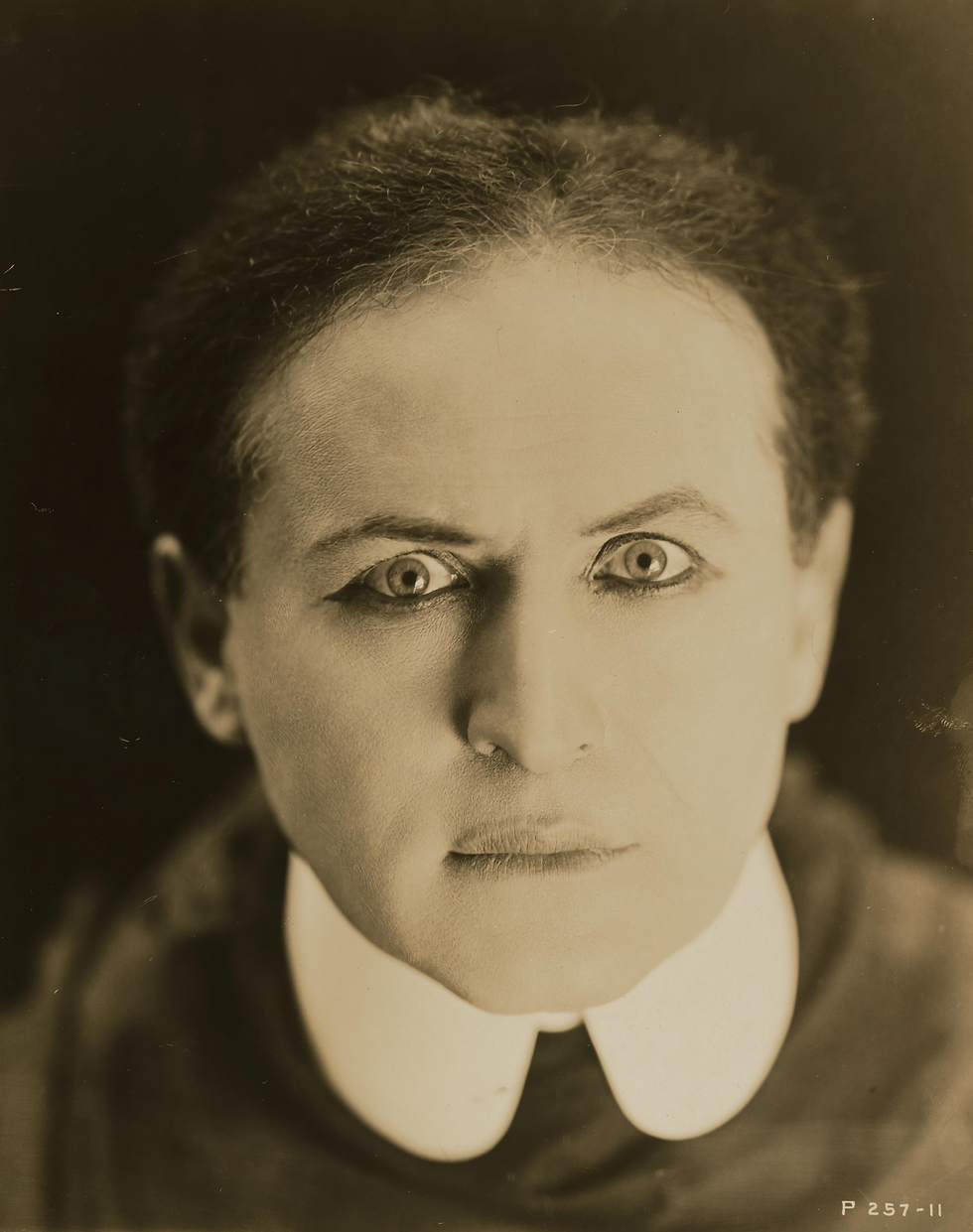 Portrait en gros plan de Harry Houdini vers 1920