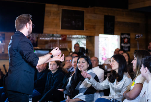 Spectateurs participant à une expérience de mentalisme