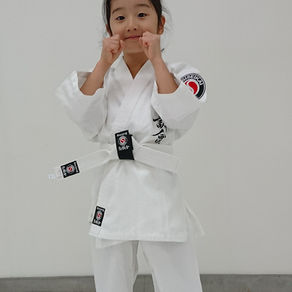 今度は、またまた可愛いおねえちゃんにも道着届きました!!志誠會 大田区 蒲田 糀谷本部道場