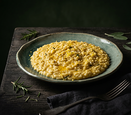 Risotto Carnaroli con limone, salvia e rosmarino, mantecato con tuorlo d'uovo. Cremoso, aromatico e sorprendentemente leggero. Scopri la ricetta.