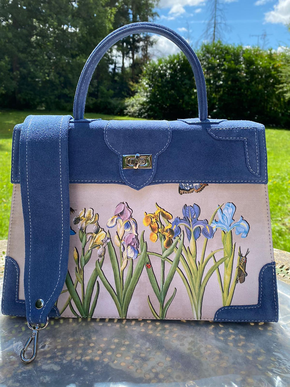 Thumbnail: Marquise daim bleu royal  "Les Iris fond beige" 1068