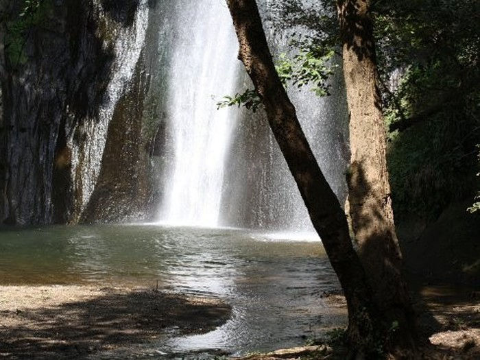 cascata naturale Lazio, vegetazione intorno