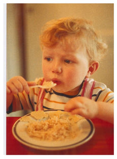 18 mois Gary mange des pates 18 mois