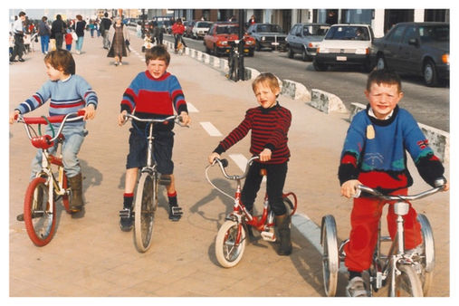 8 ans Gary tricycle avec léonard à la mer.jpg