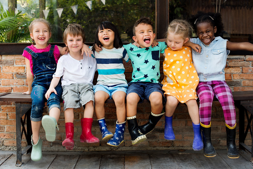 Kindergarten-kids-friends-arm-around-sit