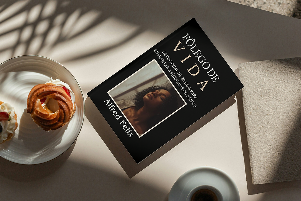 Livro Fôlego de Vida: Devocional de 30 Dias Para Enfrentar a Síndrome do Pânico na mesa do café da manhã.