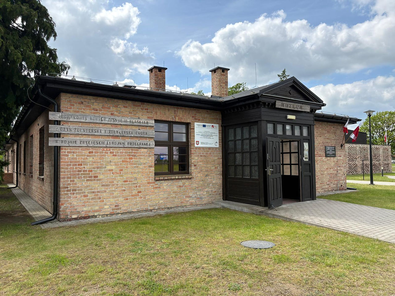 Za drutami stworzyli własny świat. Niezwykła historia Woldenberczyków