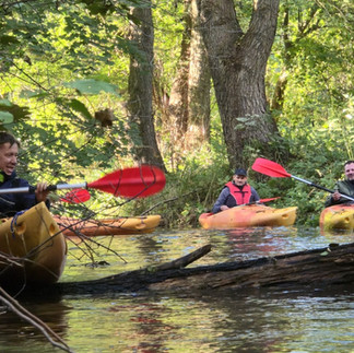 Pod skrzydłami jesieni: Kajakarze, którzy dopłynęli mimo mroku
