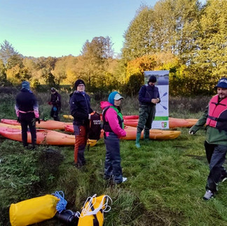 Pod skrzydłami jesieni: Kajakarze, którzy dopłynęli mimo mroku