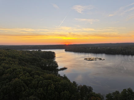 Długie. Zachód słońca nad jeziorem Lipie.