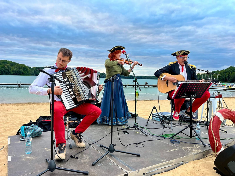 Szantowy wieczór nad jeziorem Lipie