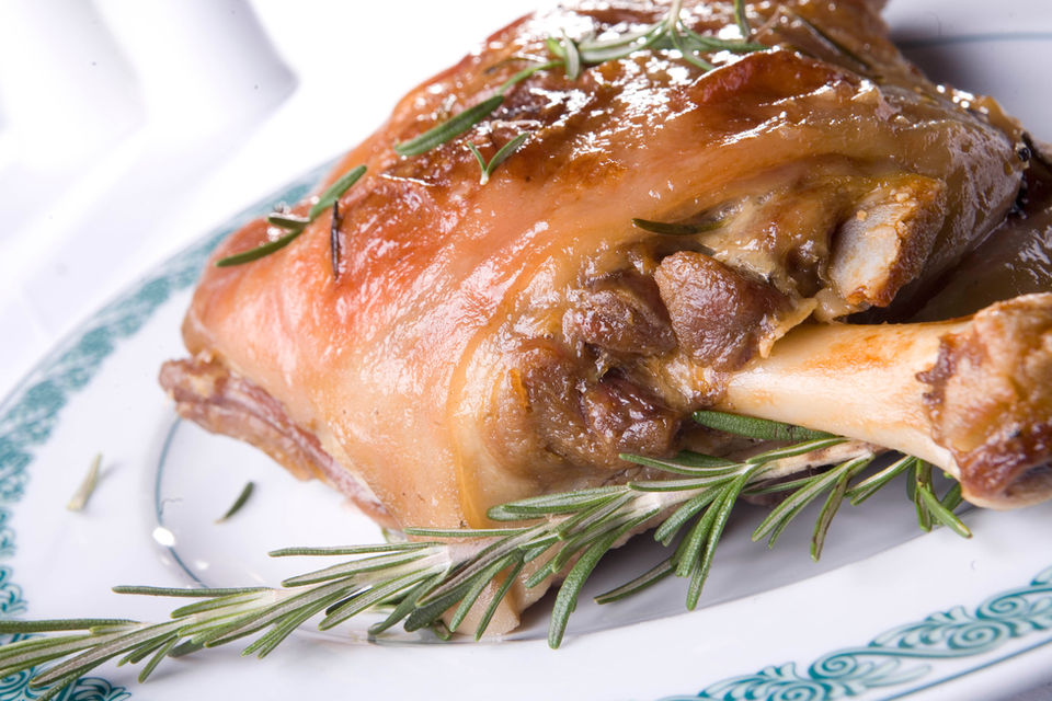 Roasted kid goat with rosemary, a specialty of Restaurant Radmilovac