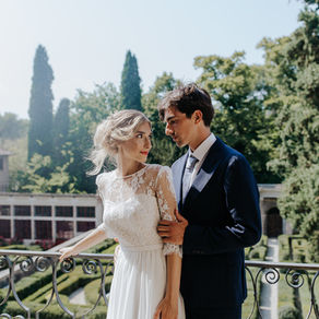 destination wedding in italy: coppia di sposi a villa miralfiore, le Marche