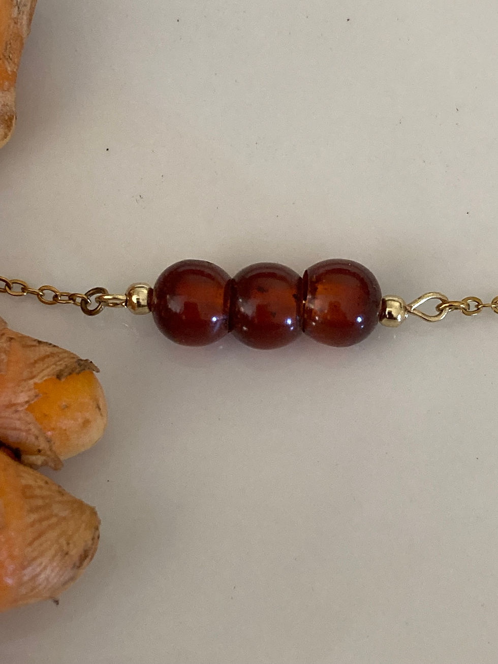 Bracelet 3 perles aux racines de Curcuma de près