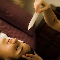 Tratamiento Reiki Usui tradicional con alumna recibiendo iniciación energética nivel 1 y 2