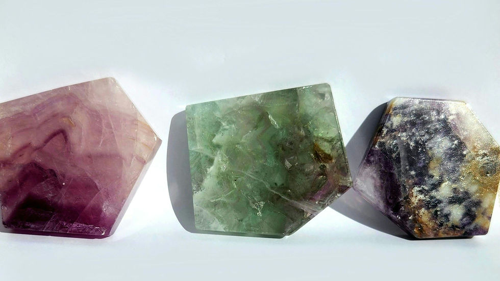 Fluorite crystals slab focused on green