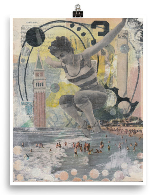 Miniatura: Black and White image of a woman with her arms spread, plunging into the ocean.