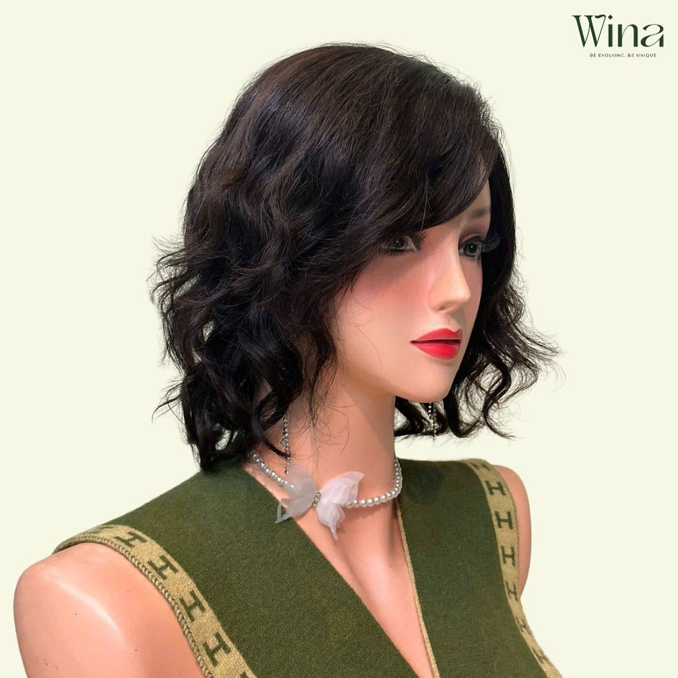 Tóc ngắn uốn xoăn nhẹ trung niên