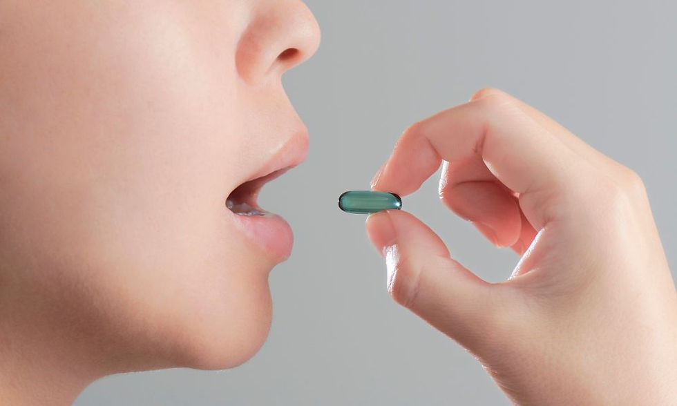 các loại thuốc mọc tóc trên thị trường hoạt động dựa trên việc cung cấp dưỡng chất hoặc can thiệp vào các quá trình sinh hóa của cơ thể để hỗ trợ nang tóc phát triển