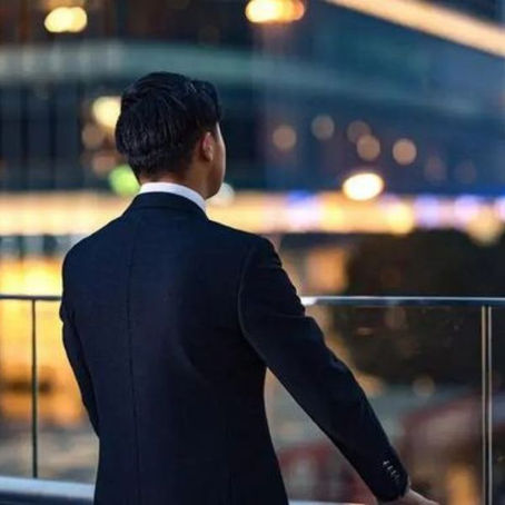 Khủng Hoảng Tuổi Trung Niên: Khi Tóc Thưa Dần Và Tâm Lý Bất Ổn