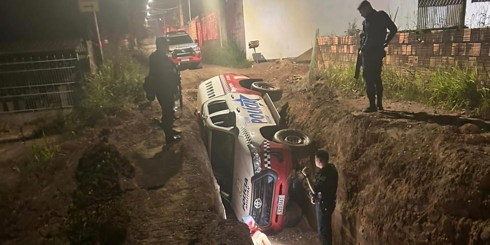 Perseguição policial termina com viatura capotada e prisão de suspeito de tráfico em Marabá. (Foto: Debate Carajás).