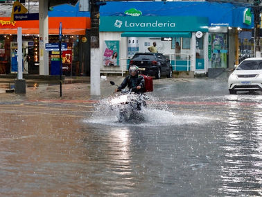 Moradores improvisam “bote” com geladeira e salvam mãe e recém-nascido durante alagamento em Ananindeua