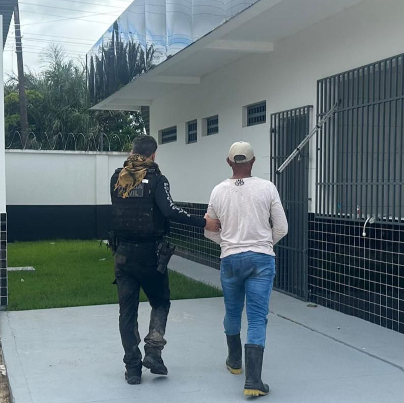 EDSON CÉLIO SILVA SANTOS, de 54 anos, foi flagrado em posse da arma de fogo e conduzido à Delegacia de Polícia Civil de Soure,