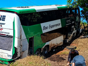 Ônibus da Boa Esperança tomba na BR-316 em Santa Izabel do Pará na manhã deste domingo