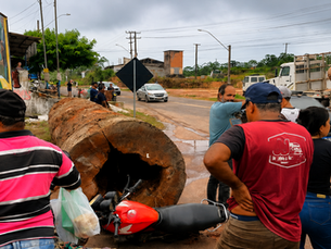 Tora se desprende de caminhão e atinge motociclista na PA-140, em Tomé-Açu