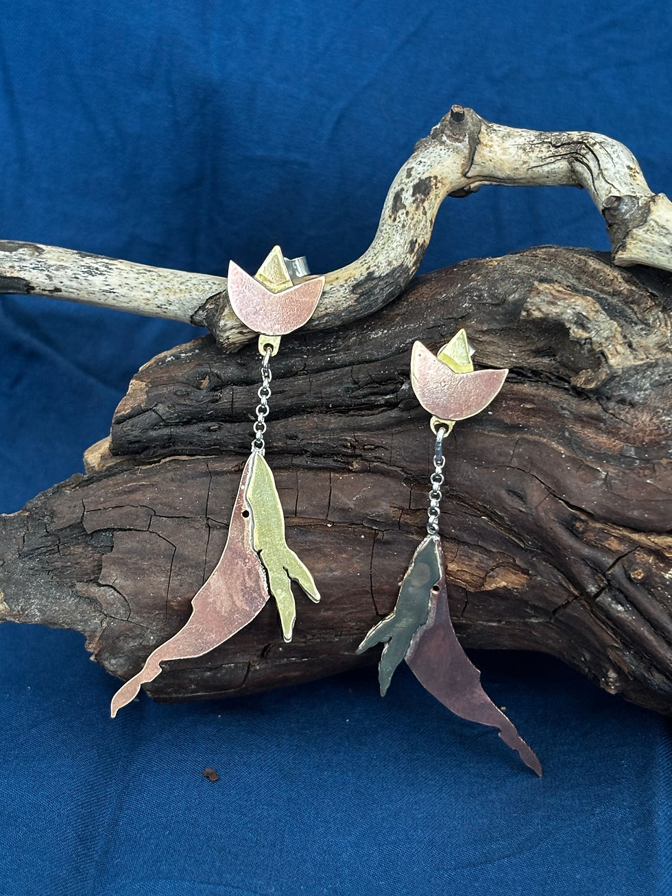 Earrings in brass and bronze