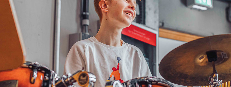 Bild von Jakob beim Musizieren