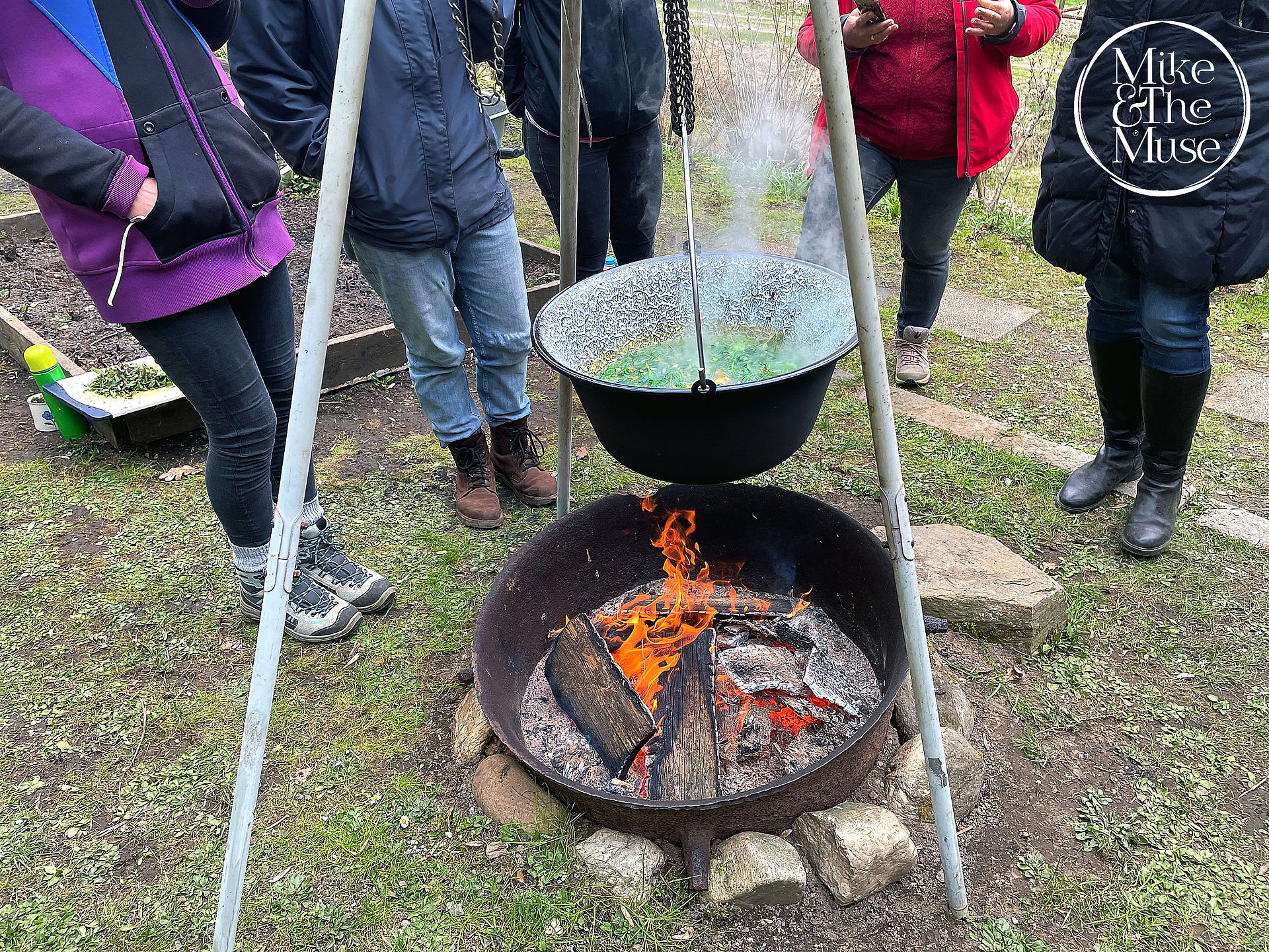 Suppe auf offenem Feuer