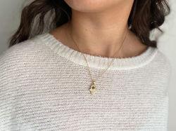 Mano de hamsa en chapa de oro