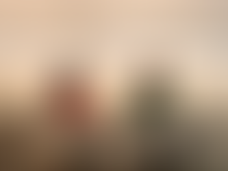 Deux jeunes femmes devant le poste de soins thermaux