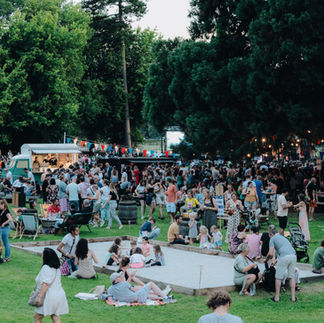 Une centaine de personnes rassemblé dans le parc dans une ambiance festive.