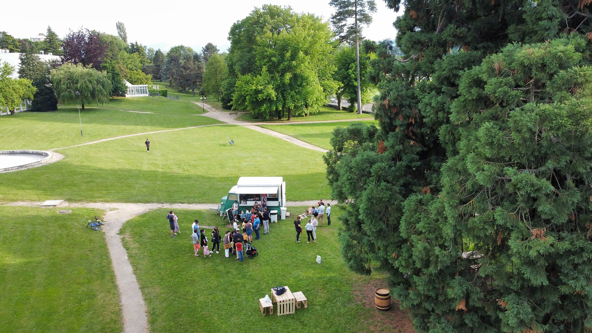 Notre foodtruck sera mis à votre disposition du mois durant tout l'été même sans événement.