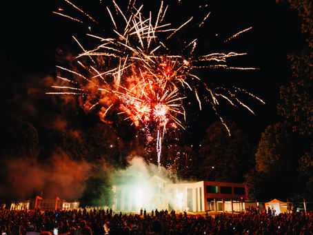 Feu d'artifice tiré au dessus des Thermes de Marlioz, été 2025 à l'occasion de l'événement Marlioz fête son 14 juillet