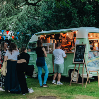 Savourez votre collation à l'ombre du séquoia.