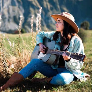 Avec sa guitare et son chapeau, elle nous transportera dans son univers.