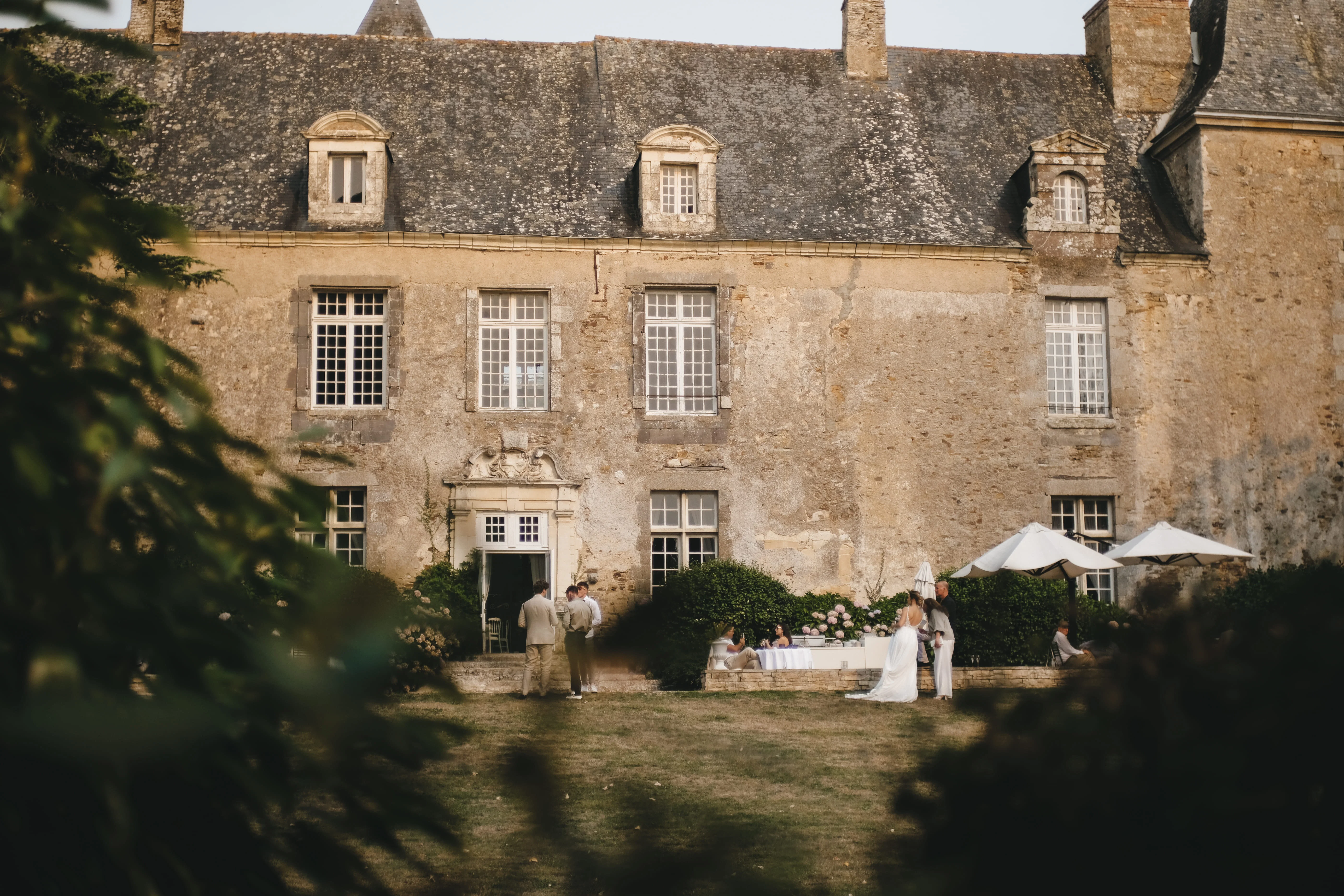 Château du Pordor during a summer wedding cocktail