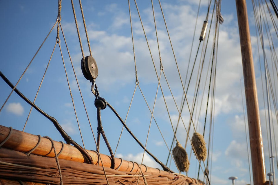Cordages et mât en bois d'un voilier
