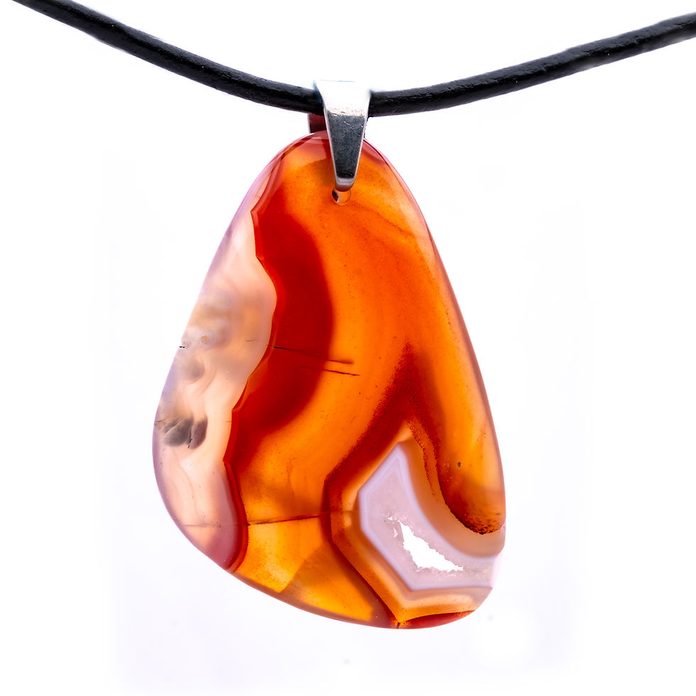 Miniaturbild: Orangefarbener Achat-Anhänger an Lederband