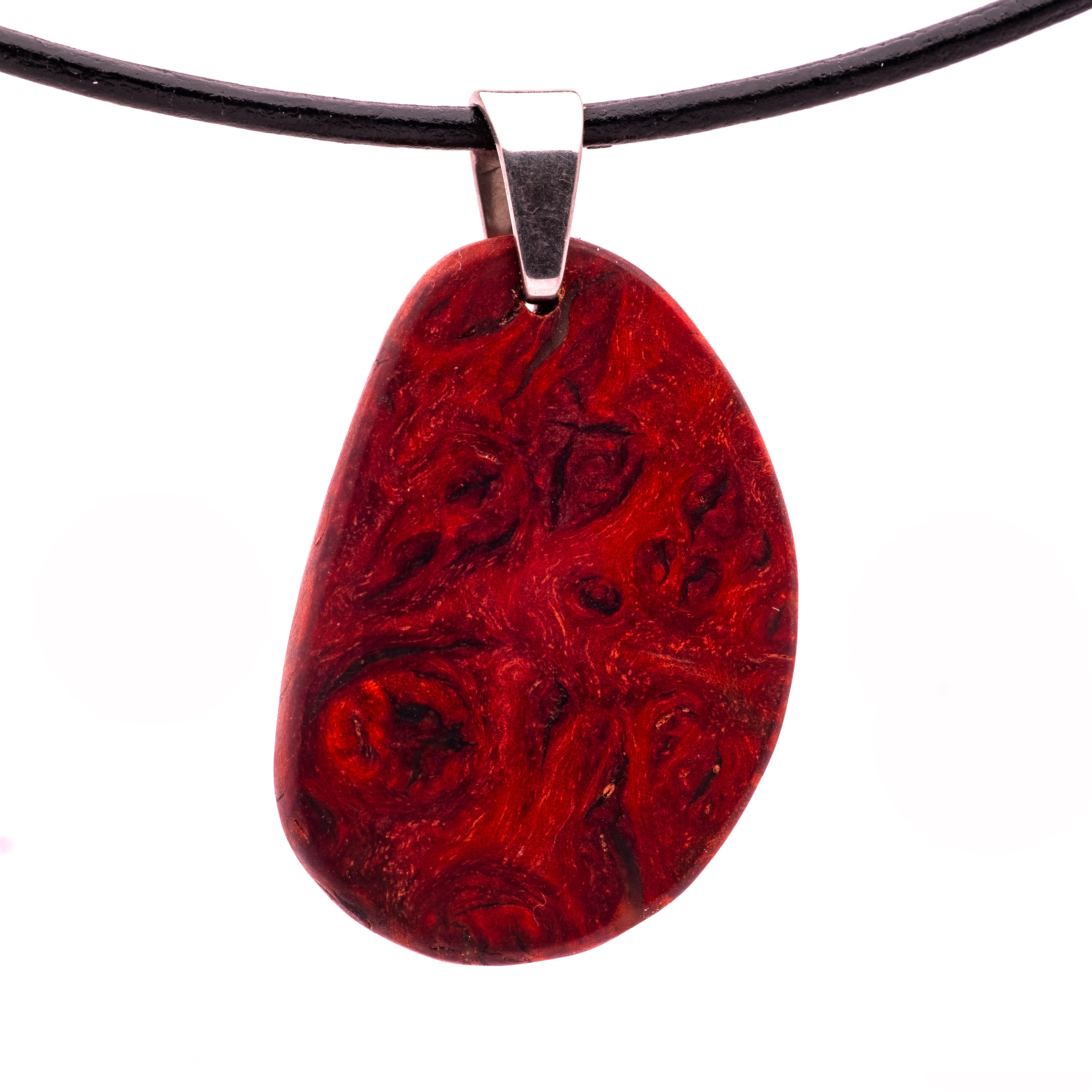 Rubin-Anhänger an Lederkette